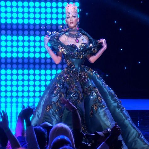 The 100 Best RuPaul’s Drag Race Looks of All Time Crystal Outfit, Drag Dresses, Violet Chachki, Queen Outfits, Drag Queen Outfits, Race Outfit, Rupaul Drag Queen, Crystal City, King Outfit