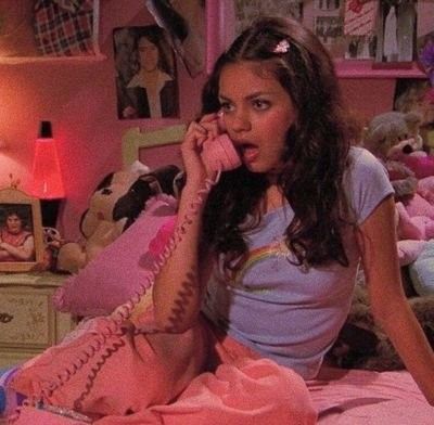 That 70's show That 70s Show Aesthetic, Jackie That 70s Show, Jackie Burkhart, Iconic Movie Characters, Iconic Outfits, 70s Hair, 70s Aesthetic, That 70s Show, Mila Kunis