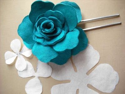 queenplinker: Leather rose tutorial to make the rose for the girls headbands Diy Leather Rose, Diy Leather Flowers, Leather Flower Tutorial, Flower Wall Hanging Decor, Diy Paper Wall Hanging, Leather Tutorial, How To Make Leather, Leather Rose, Rose Tutorial