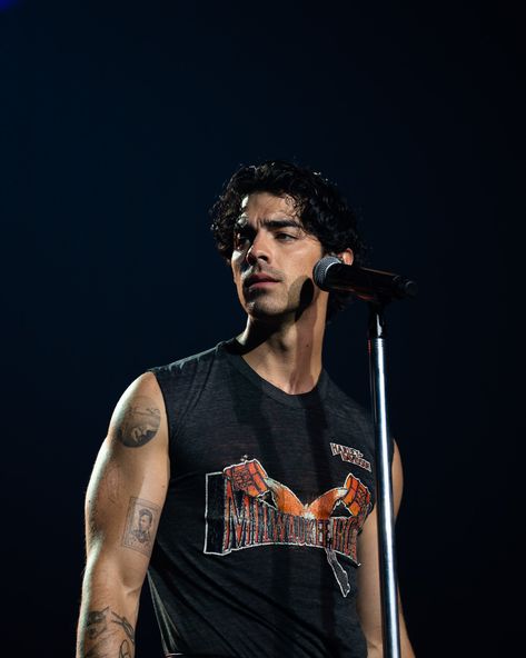 Joe Jonas Hot Pics, Joe Jonas The Tour, Joe Jonas Tattoos, Jonas Brothers The Tour, Jo Jonas, Joe Jonas Aesthetic, Male Singer Aesthetic, Joe Jonas Wallpaper, Shane Gray