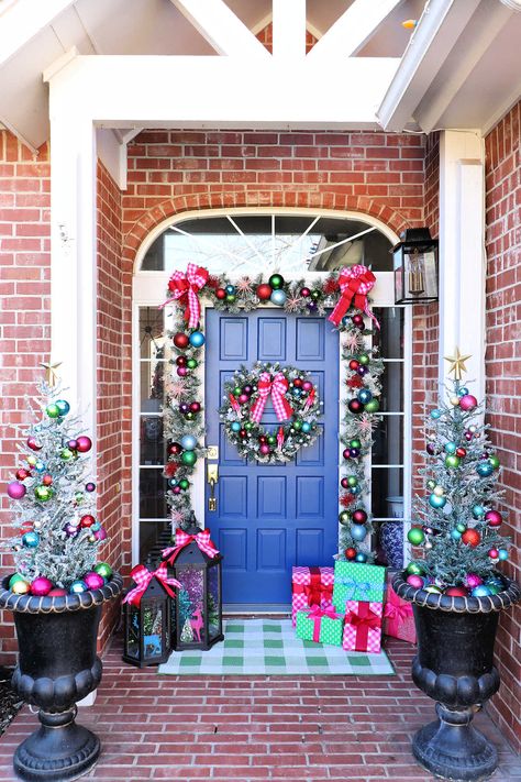 Vintage Christmas Front Porch, Colorful Christmas Porch, Vintage Outdoor Christmas Decorations, White Tree Decorations Decorating Ideas, Colorful Christmas Decorations, Front Door Christmas Decorations, Merry Bright Christmas, Christmas Front Doors, Christmas Front Porch