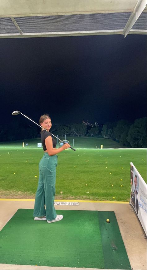 Top Golf Outfit Winter Casual, Cute Mini Golf Date Outfits, Top Golf Pictures, Top Golf Outfit Winter, Top Golf Date Outfit, Golf Instagram Pictures, Top Golf Aesthetic, Golfing Instagram Pictures, Golf Poses Photo Ideas