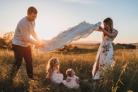 Loving the blanket action - so cute! Family Pictures With Blanket, Family Photoshoot Blanket, Family Photos With Blanket, Blanket Photoshoot Ideas, Family Posing Guide, Candid Family Photography, Maternity Photography Family, Family Portrait Outfits, Autumn Family Photography