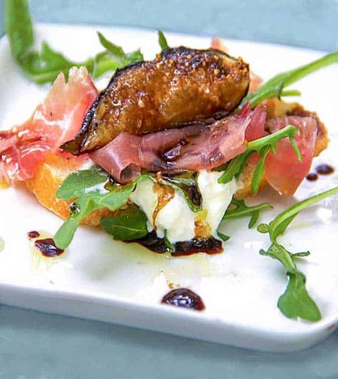 This is the appetizer I serve all summer long, a big platter of Grilled Figs, Prosciutto, and Burrata. A very easy recipe and always a big crowd pleaser. #SummerAppetizer #AppetizerRecipe #GrilledFigs #BurrataAppetizer Proscuitto Appetizers, Grilled Figs, Burrata Appetizer, Prosciutto Burrata, Prosciutto Appetizer, Potato Appetizers, Elegant Appetizers, Fig Recipes, Summer Appetizer