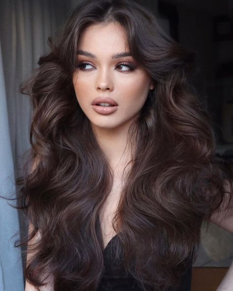 🌙 Blowout Hair Curls, Smoky Eyes Makeup, Blowout Curls, Brunette Makeup, Red Carpet Hair, Curls For Long Hair, Iconic London, Smoky Eyes, Hairstyles For Layered Hair