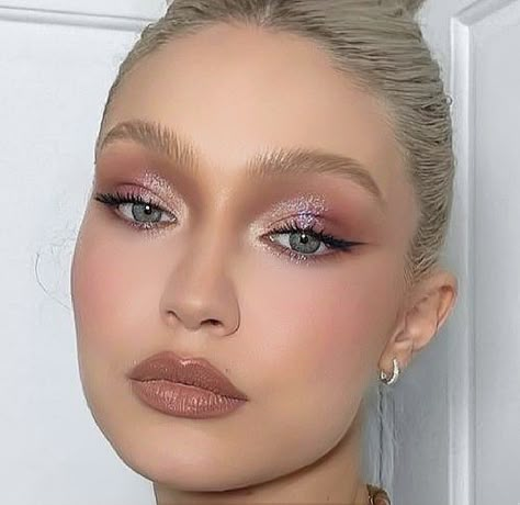 Prom Makeup With Glasses, Learning Makeup, Prom Hair And Makeup, Makeup Looks To Recreate, Glasses Makeup, Glam Makeup Look, Glamour Makeup, Makeup Obsession, Pink Makeup