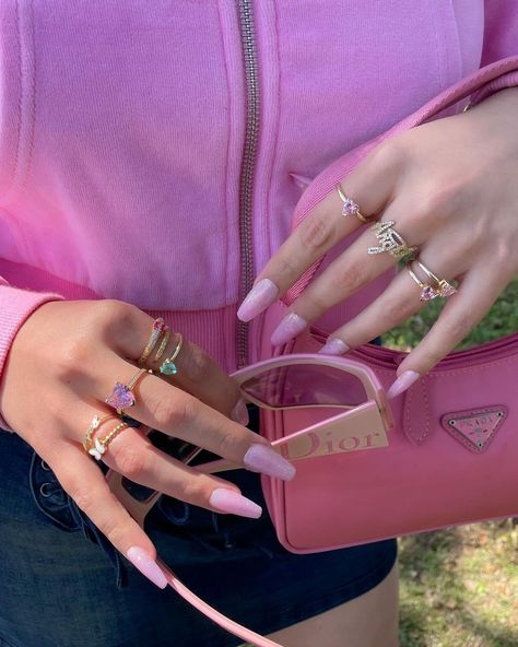 Cher Horowitz Aesthetic, Mean Girls Aesthetic, Logan Lucky, Mean Girls Movie, Fav Color, Regina George, Barbie Life, Pink Vibes, Cartier Love Bracelet