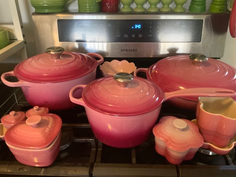 Cute Pots And Pans Aesthetic, Art Deco Dishware, Pretty Pots And Pans, Colorful Pots And Pans, Cool Dishware, Cute Cooking Pots, Pretty Kitchen Decor, Cool Kitchenware, Cute Cookware