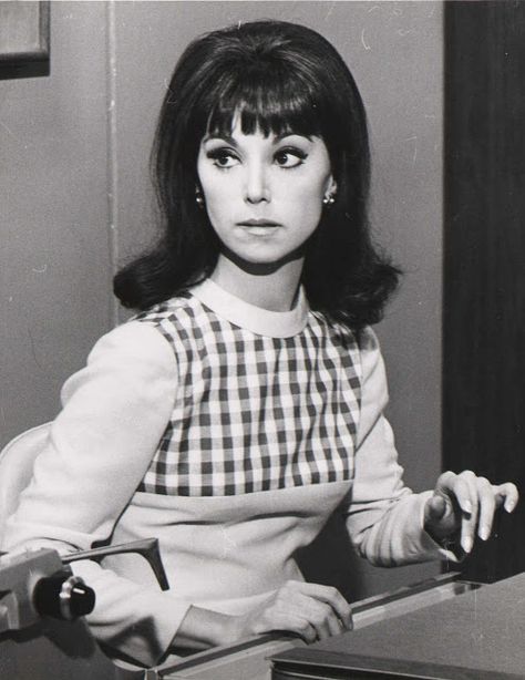 At the Movies: Marlo Thomas That Girl Tv Show, Early 60s Fashion, Marlo Thomas, Angels Beauty, Body Drawing Tutorial, Swinging Sixties, Old Tv Shows, Female Actresses, 60s Fashion