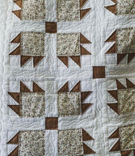 Paw Crochet, Neutral Baby Quilt, Spool Quilt, Vintage Quilts Patterns, Neutral Quilt, Quilt Blocks Easy, Homemade Quilts, Bear Quilts, Wedding Quilt