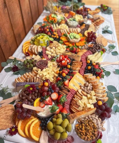 Fancy Pool Party, Fancy Snacks, Graze Table, Charcuterie Party, Pool Party Food, Lincoln Nautilus, Amazing Food Platters, Table Spread, Amazing Cookies