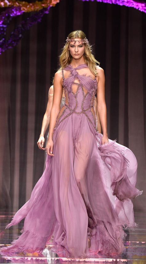 Karlie Kloss walked the runway in a lavender dress at the Atelier Versace show in Paris. Haute Couture Looks, Versace Couture, Versace Dress, Paris Couture, Atelier Versace, Lavender Dresses, Karlie Kloss, فستان سهرة, Couture Week