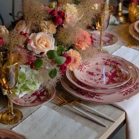 The Wedding Care on Instagram: "Never be afraid to use colors✨@paocolleoni @theweddingcare_cristinaditta @jardindivers @preludiodivisionenoleggio #tablesetting #tabledecor #weddingdinner #weddingreceptiondecor #luxurywedding #richardginori #beautifulflowers #destinationweddingtuscany #weddingtuscany #weddinginitaly #weddingday #weddingdesigner #weddingdesigneritaly" Luxury Weddings Reception, Reception Centerpieces, Whimsical Wedding, Wedding Dinner, Italy Wedding, Wedding Reception Decorations, Reception Decorations, Be Afraid, Luxury Wedding