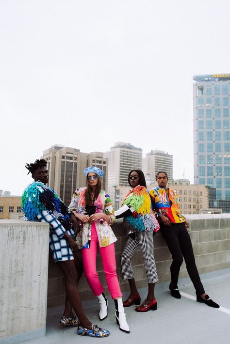 Fashion Photography Group Poses, Group City Photoshoot, Rooftop Photography Ideas, Rooftop Fashion Photography, Colorful Group Photoshoot, Edgy Group Photoshoot, Neon Group Photoshoot, Rooftop Group Photoshoot, Urban Group Photoshoot