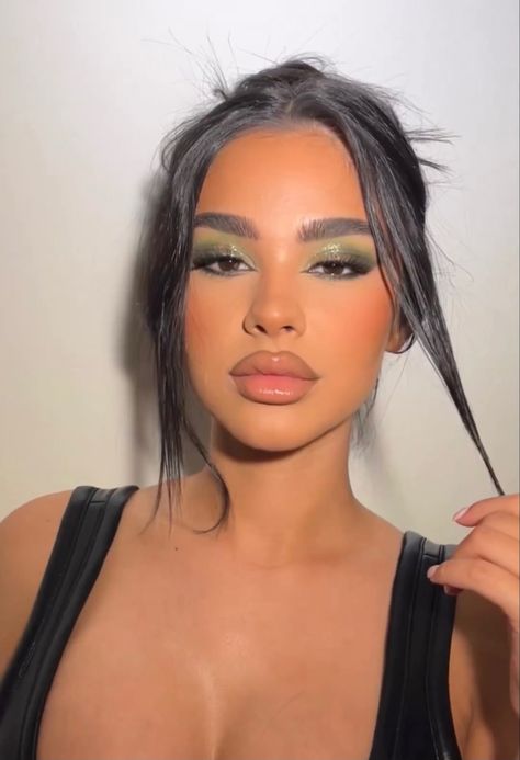 Leilani Green Makeup, Makeup With Green Eyeshadow, Pop Of Color Makeup Looks, Aesthetic Eyeshadow Looks, Makeup Looks For Green Dress, Color Makeup Looks, Green Glam Makeup, Summer Eyeshadow Looks, Makeup Green Eyeshadow