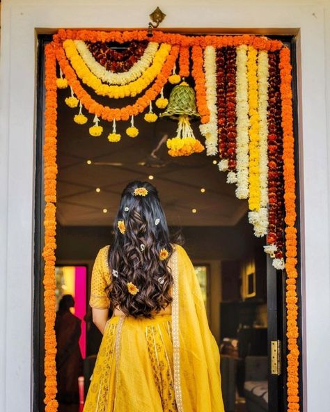 Haldi Decoration Ideas, Haldi Ceremony Decorations, Mehendi Decor Ideas, Home Flower Decor, House Warming Ceremony, Diwali Decorations At Home, Wedding Entrance Decor, Housewarming Decorations, Desi Wedding Decor