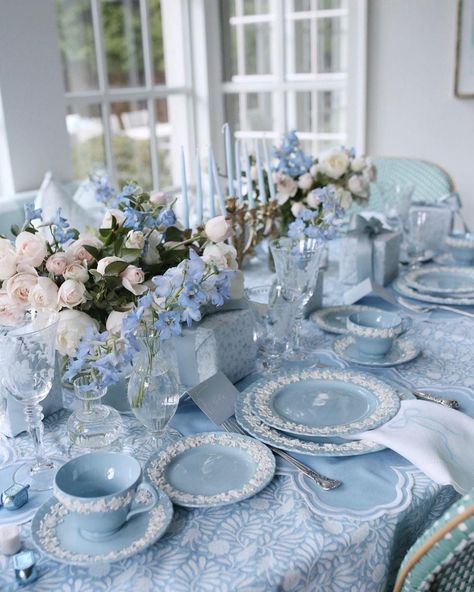 Afternoon Tea Table Setting, Blue Table Decor, Garden Party Blue, Blue And White Dining Room, Blue And White Table Setting, Wedgewood China, Vibe Blue, White Table Settings, Pink Tea Cups