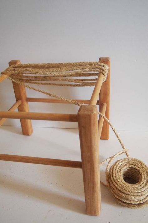 DIY Woven Rope Stool using a Thrift Store Stool | The Learner Observer | http://thelearnerobserver.com/diy-woven-stool Diy Footstool, Woven Stool, Stool Makeover, Diy Stool, Rope Chair, Woven Chair, Woven Furniture, Chair Makeover, Diy Chair