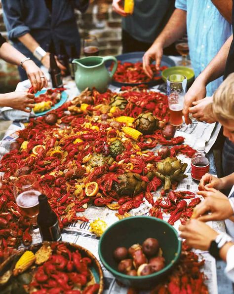 Crawfish Boil Recipe | Leite's Culinaria Crawfish Boil Aesthetic, Crawfish Aesthetic, Seafood Boil Aesthetic, Boiled Seafood, Crawfish Dishes, Crawfish Boil Recipe, Boiled Crawfish, Fresh Corn On The Cob, Cajun Boil