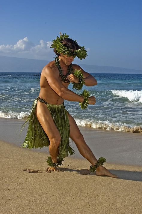 Hawaiian Man, Hawaiian Warrior, Polynesian Fashion, Polynesian Dance, Dancing Pose, Polynesian Men, Hawaiian Dancers, Hawaiian Men, Hula Dancers