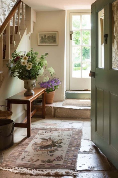 Cottage Entrance Hall, Cottage Core Dining Room, Home Entryway Ideas, Entrance Hall Ideas, Cottage Entrance, Green White Decor, Cottage Core Living Room, Cottage Hallway, Cottage Entryway