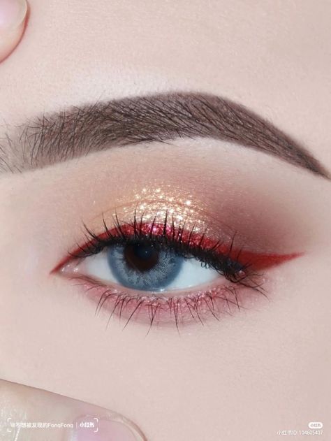 Christmas Makeup Looks Simple, Christmas Eyeliner, Creative Christmas Makeup, Eyeliner Creative, Simple Christmas Makeup, Makeup Looks Christmas, Grinch Makeup, Reindeer Makeup, Holiday Eye Makeup