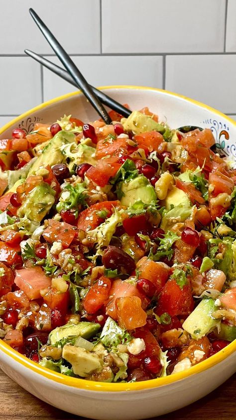 DAINTY BITE | Try this tomato pomegranate salad while pomegranate is still in season. It’s the best. Ingredients: 2 large beefsteak heirloom tomatoes 2... | Instagram Frisee Lettuce, Turkish Salad, Marinated Feta, Pomegranate Salad, Pomegranate Molasses, Autumn Salad, Feel Good Food, Eat The Rainbow, Heirloom Tomatoes