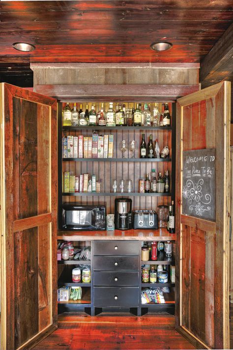 walk-in pantry Lakehouse Kitchens, Pantry Armoire, Cabin Pantry, Log Cabin Kitchen Ideas, Bar Pantry, Cabin Kitchen Decor, Dapur Rustic, Rustic Pantry, Lakehouse Kitchen