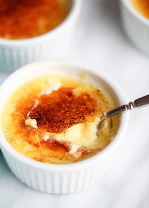 Looking for the best, most perfect, most fool-proof creme brulee recipe? You've found it. This creme brulee is heavenly. #CremeBrulee #DateNight #ValentinesDay Creme Brulee Torch, Leche Asada, Brulee Recipe, Creme Brulee Recipe, Creme Brûlée, Alton Brown, Banana Dessert, Simply Recipes, Julia Child