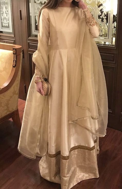 Dress Outfits Fall, Beauty Products Aesthetic, Dresses Plain, Plain Dresses, Products Aesthetic, Pakistani Formal Dresses, Velvet Dress Designs, Pakistani Wedding Outfits, Pakistani Dresses Casual