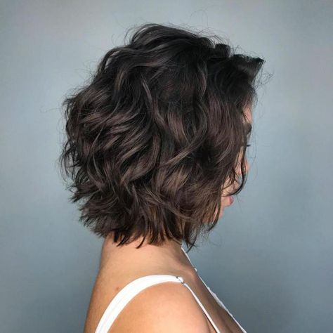 Short Thick Wavy Hair, Kręcony Bob, Haircuts For 2023, Short Wavy Haircuts, Hairstyles For Thick Hair, Graduated Bob, Thick Wavy Hair, Wavy Haircuts, Haircuts For Wavy Hair