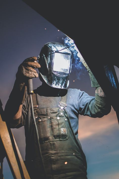 Welding Helmet Designs, Welding Crafts, Building A Pergola, Welding Process, Welding And Fabrication, Welding Helmet, Welding Machine, Welding Art, Metal Fabrication