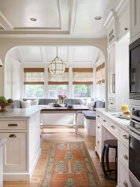 A charming historic house in New England gets a stunning transformation Luxury White Kitchen Design, Luxury White Kitchen, Contemporary White Kitchen, Traditional Kitchen Design, Classic Interior Design, Bright Kitchens, Best Kitchen Designs, White Kitchen Design, Luxury Kitchen Design