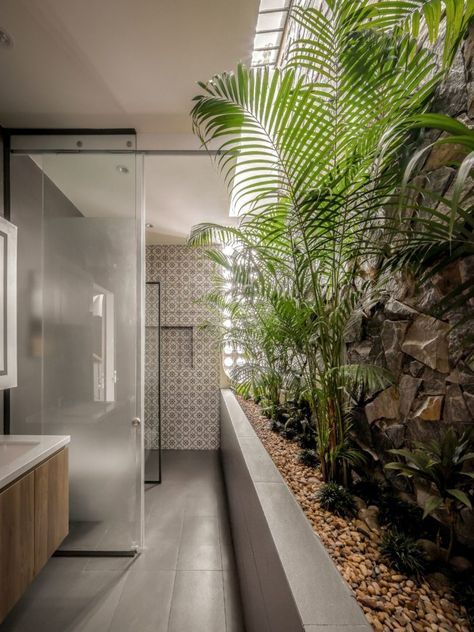 Bathroom Tropical Design, Small Open Bathroom, Tropical Toilet Design, Tropical Townhouse, Bathroom Ideas With Plants, Modern Tropical Bathroom, Plant In Bathroom, Bathroom With Plants, Open Bathroom Concept