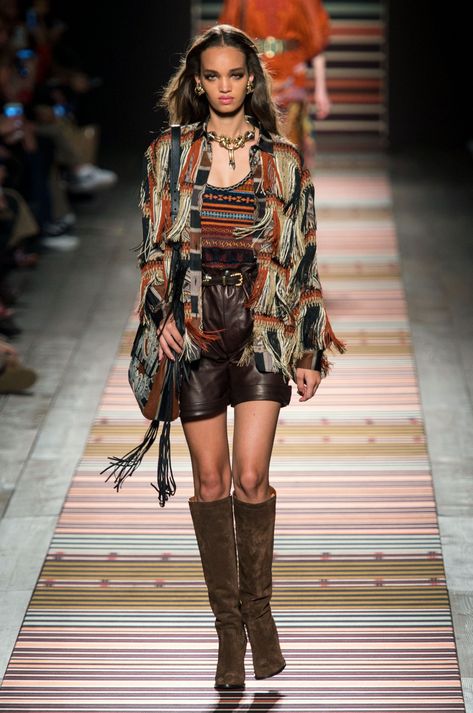 FALL 2018 RTW ETRO COLLECTION Boho Runway, Ice Mountain, Look Boho Chic, Shimmery Dress, London Fashion Weeks, Mode Boho, Fabric Prints, Native American Fashion, Fashion Advertising