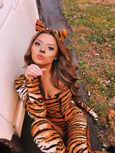 Tiger Halloween Costume Women, Tiger Costume Women, Tiger Halloween Costume, Tiger Makeup, Tiger Halloween, Tiger Costume, Jungle Theme Parties, Costume Women, Jungle Theme