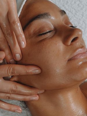 6 Luxurious Facials In London Aesthetic Treatments Facials, Express Facial, Facial Aesthetic, Luxury Facial, Green Tea Facial, Shoulder Massage, Facial Aesthetics, Most Luxurious Hotels, Led Light Therapy