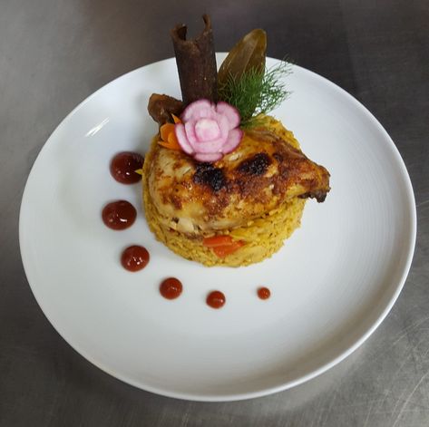 Plating Main Course Indonesia, Rice Presentation Ideas, Plating Nasi, Rice Presentation, Food Plating Design, Opor Ayam, Plating Design, Diet Sehat, Gourmet Food Plating