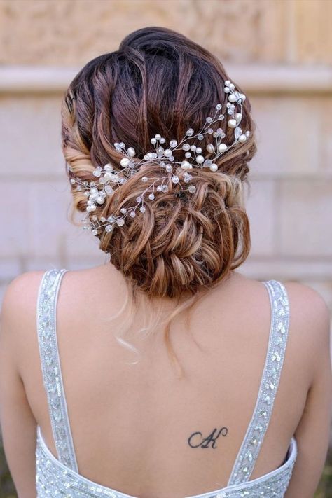 Bridal Messy Bun, Hairstyle According To Face Shape, Hair Bun Design, Decoration Haldi, Mehendi Lehenga, Lehenga Bride, Bridal Hairstyle Indian Wedding, Engagement Look, Wedding Bun Hairstyles