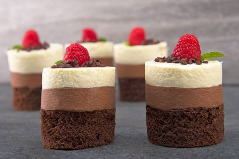 CACAO DOUBLE CHOCOLATE MOUSSE CAKE Double Chocolate Mousse, Chocolate Mousse Cake Filling, Mousse Cake Decoration, Triple Chocolate Mousse Cake, Chocolate Mousse Cake Recipe, Chocolate Banana Bread Recipe, Food Thoughts, Easy Chocolate Mousse, Mousse Cake Recipe