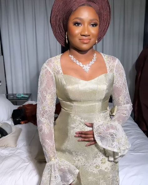 Asooke merchant’s Instagram post: “Segun’s trad look 😍😍. When your bride is an extra minimalist bride. Can you so how lush and silky our two tone is. And the colors…” Aso Oke Gown Styles For Ladies, Aso Oke Gown Styles, Gown Styles For Ladies, Yoruba Wedding, African Dresses Men, Minimalist Bride, Bridal Styles, Purple Lady, Outfit Styles