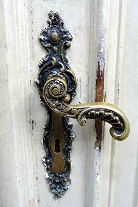 45 Cool DIY Door Knobs and Handles Ideas Antique Furniture Victorian, Diy Door Knobs, Victorian Door Knobs, Ornate Door, Door Knockers Unique, Door Knobs And Knockers, Vintage Door Knobs, Antique Door Knobs, Victorian Door