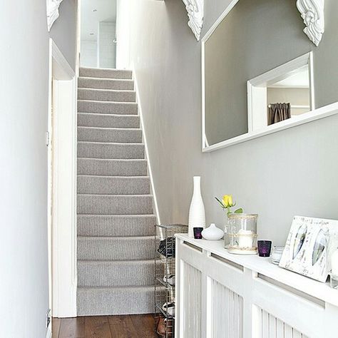 Grey carpet on stairs Grey And White Hallway, Grey Carpet Living Room, Traditional Hallway, Light Gray Carpet, Hallway Ideas Diy, Hallway Modern, Hallway Pictures, Hall Stairs And Landing, Grey Hallway