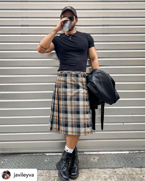 Men’s Skirt Fashion, Men Skirts Fashion, Men's Skirts Fashion, Men In Skirts Street Style, Skirt Outfits For Men, Men Skirt Street Style, Men In Maxi Skirts, Men Skirt Outfits Aesthetic, Nonbinary Aesthetic Outfit