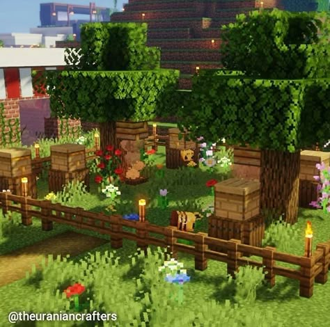 Simple Animal Farm Minecraft, Mincraft Idea Farm Bee, Minecraft Birch Forest House Ideas, Cottage Core Animal Farm Minecraft, Minecraft Aesthetic Farm Ideas, Minecraft Small Animal Farm, Minecraft Bee Garden Ideas, Minecraft Chicken Coop Aesthetic, Cow Farm Ideas Minecraft