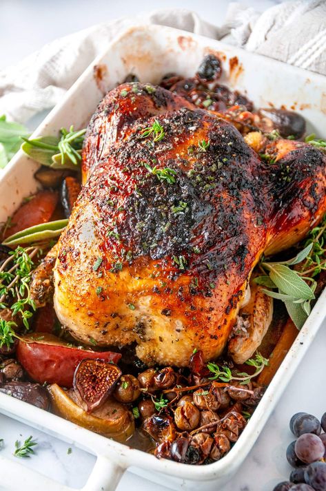 Chinese Roasted Chicken, Christmas Roasted Chicken, Stuffed Roast Chicken Recipes, Autumn Chicken Recipes, Christmas Roast Chicken, Apple Cider Chicken Recipes, Roast Apples, Christmas Chicken Recipes, Holiday Chicken Recipes