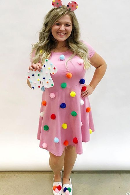 Frosted animal crackers were definitely the cutest of all the 1990s snacks. Click through for more 90s Halloween costume ideas! #90shalloweencostumesdiy #diyhalloweencostumes #animalcrackerhalloweencostume #funnyhalloweencostumes 90s Halloween Costume Ideas, Teen Halloween Costumes, All Black Halloween Costume, Frosted Animal Crackers, Black Dress Halloween Costume, Costumes For Teenage Girl, Easy College Halloween Costumes, Animal Cracker, 90s Halloween Costumes