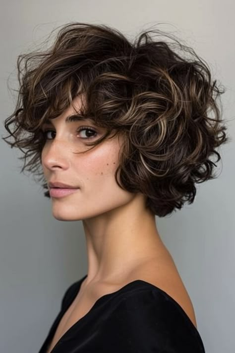 Lockenbob: 69+ Styles » Gestufter Bob mit Naturwellen ✓ Curly Bob mit Vorscheitel ✓ Kurzer Locken-Bob mit Stufen ✓ Aschblonder Locken-Bob ✓ Seitengescheitelter Bob mit Beach Waves [ ➳ Jetzt inspirieren lassen! ] Fresh Hair, Cute Cuts, Short Hair With Layers, Curly Hair Cuts, Short Bob, Short Curly, Short Cuts, Bob Hairstyles, Curly Hair Styles