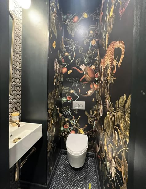 Guest Toilet Ideas Small Luxury, Tropical Wallpaper Bathroom, Luxury Guest Bathroom Ideas, Dark Powder Room, Luxury Guest Bathroom, Small Wc, Small Toilet Decor, Cloakroom Bathroom, Wallpaper Toilet