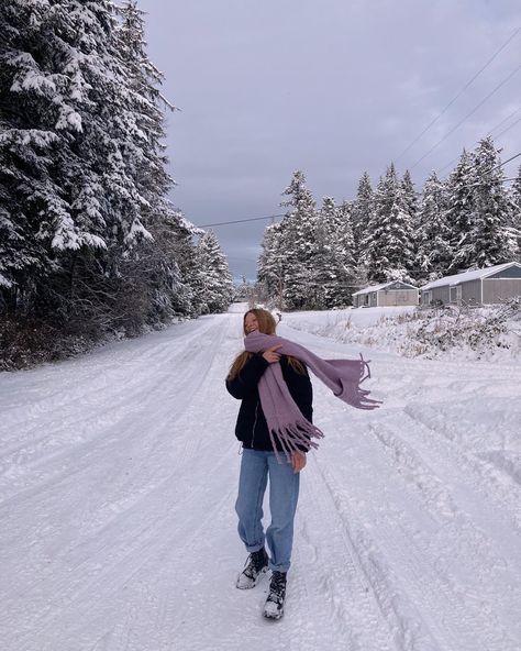 Colorful Winter Aesthetic, Purple Winter Aesthetic, Purple Scarf Outfit, Art School Aesthetic, Aesthetic Winter Fashion, College Semester, Scarf Outfit Winter, Swift Aesthetic, Violet Aesthetic